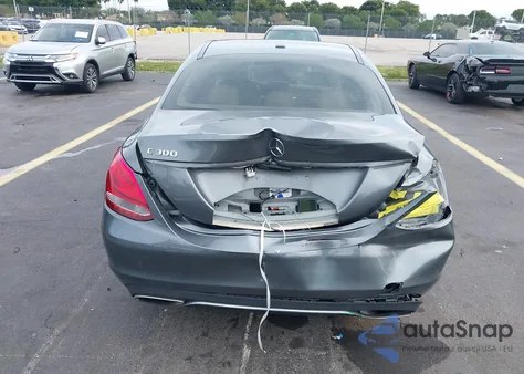2017 Mercedes-Benz C 300 z USA, uszkodzony, nr VIN 55SWF4JB7HU218321